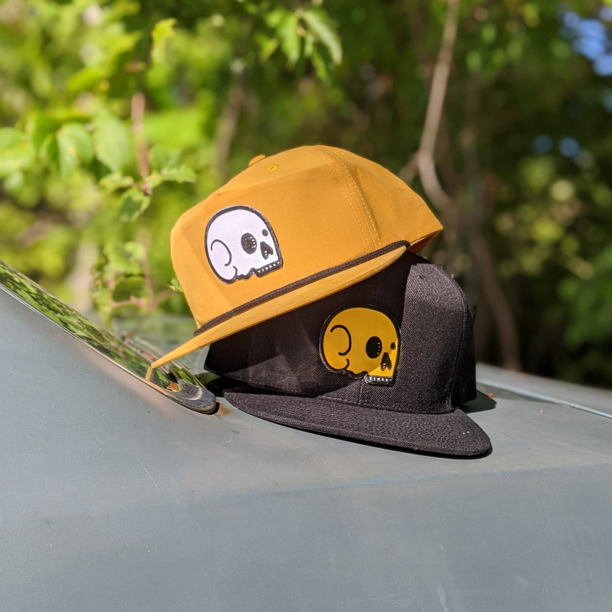 Dos en maille – Noir avec crâne noir/jaune.