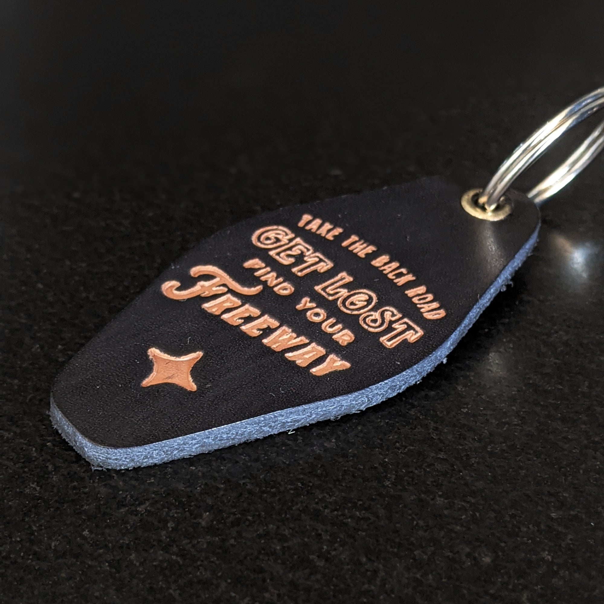 Trouvez vos porte-clés en cuir faits à la main Freeway - Motel Fob